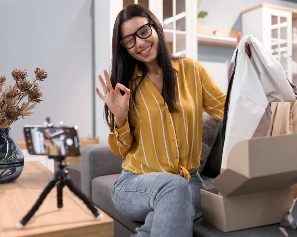 Emprendedora expandiendo su negocio con un microcrédito de HOBE Latam.