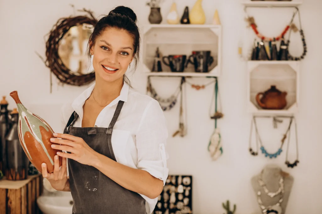 Emprendedor en Colombia mostrando su negocio financiado con un microcrédito de HOBE Latam.