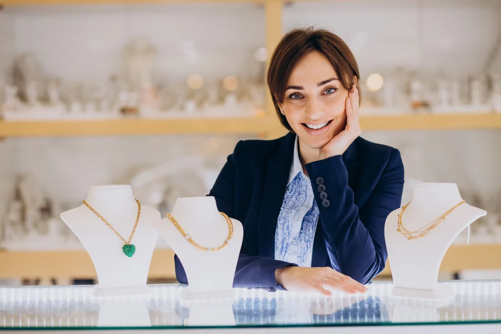 Emprendedora en su tienda de joyeria financiada con un microcrédito de HOBE Latam.