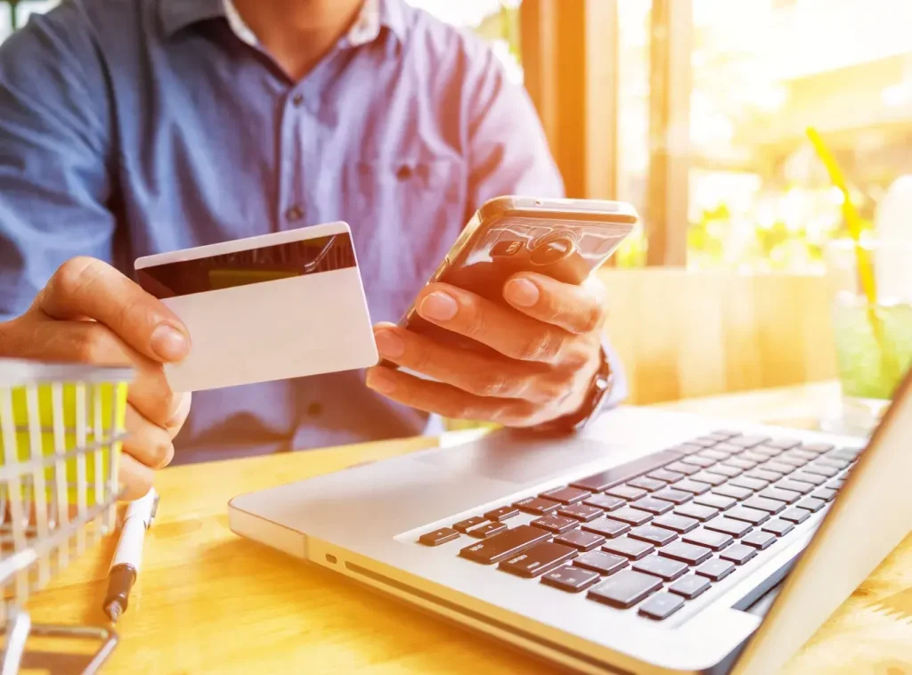 Emprendedor en Colombia mostrando su negocio financiado con un microcrédito de HOBE Latam.